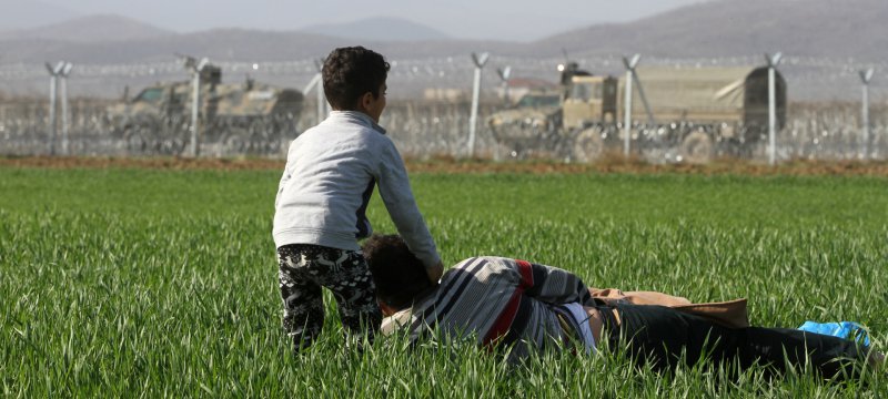 Flüchtlinge vor dem mazedonischen Grenzzaun