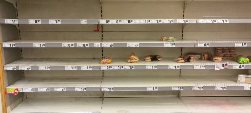 Fast ausverkauftes Brot im Supermarkt