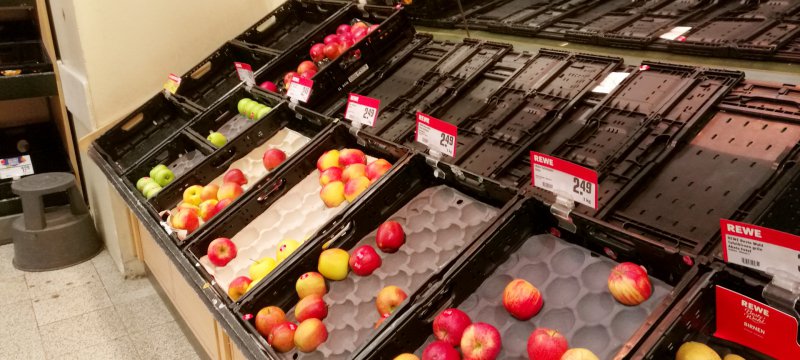 Fast ausverkauftes Obst im Supermarkt