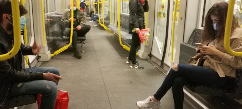 Passagiere in einer U-Bahn am 27.04.2020