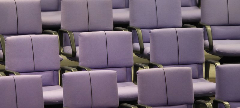 Leere Abgeordnetenstühle im Bundestag