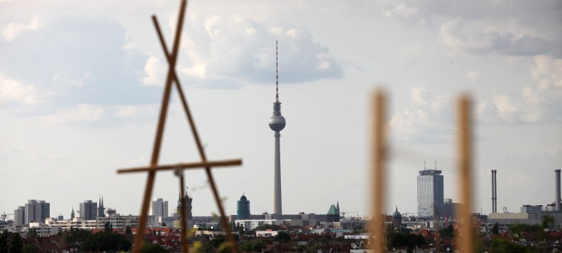 Dachterrasse in Berlin mit Blick auf den Berliner Fernsehturm