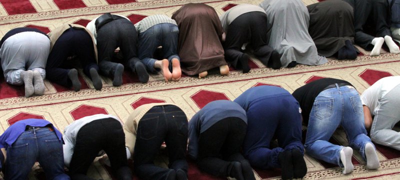 Gläubige Muslime beim Gebet in einer Moschee