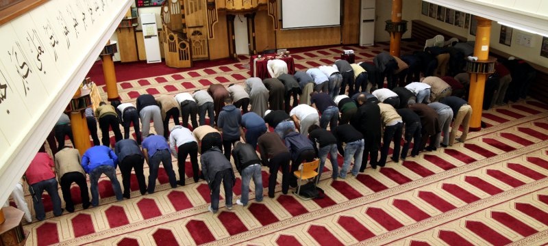 Gläubige Muslime beim Gebet in einer Berliner Moschee