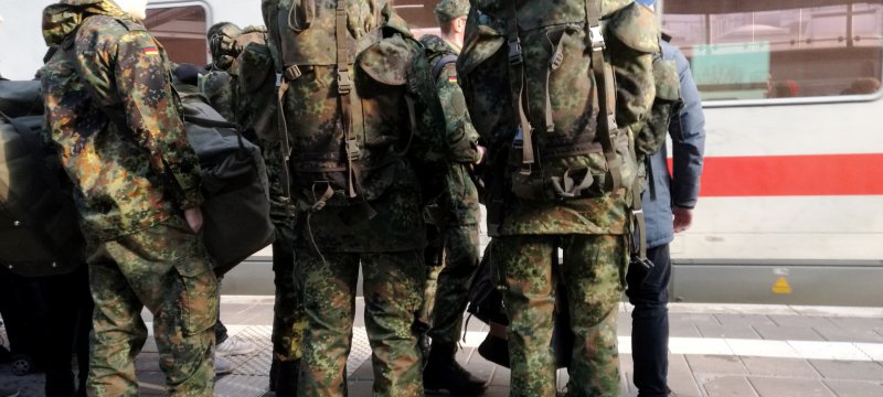 Bundeswehrsoldaten fahren Bahn
