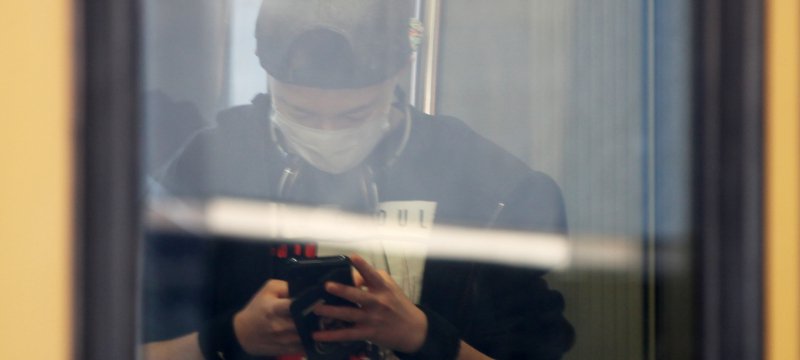 Jugendlicher mit Schutzmaske in einer S-Bahn