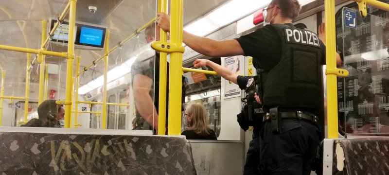 Polizei kontrolliert Maskenpflicht in U-Bahn