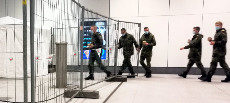 Bundeswehr-Soldaten als Helfer an einer Corona-Teststelle