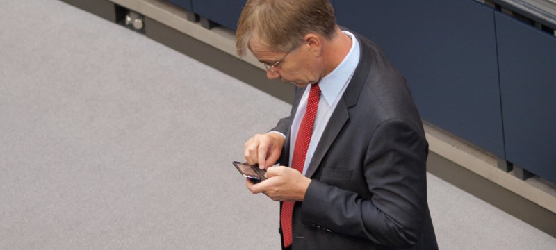 Dietmar Bartsch bei der Nutzung eines Handys